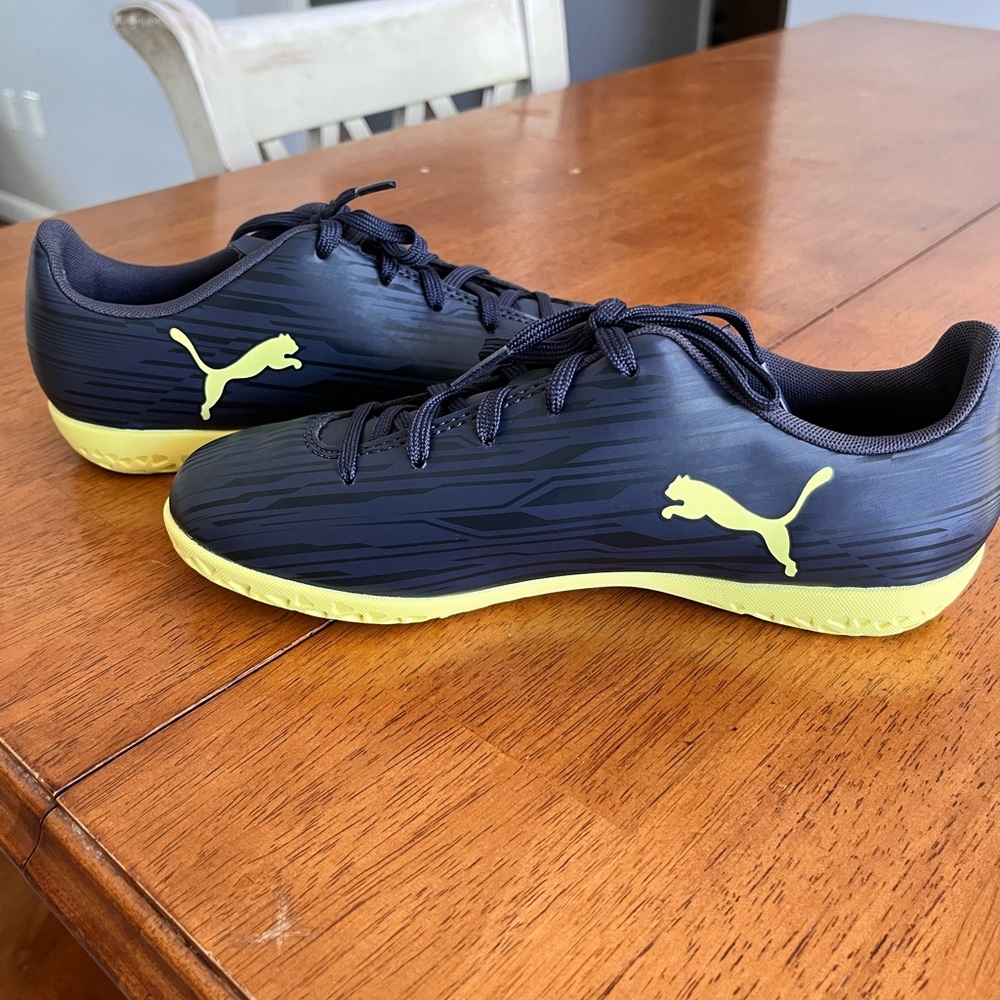 PUMA Unisex-Child Rapido Iii Indoor Training Sneaker